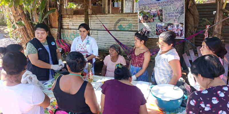 Comunitarias de Siquinalá fortalecen su economía con elaboración de embutidos