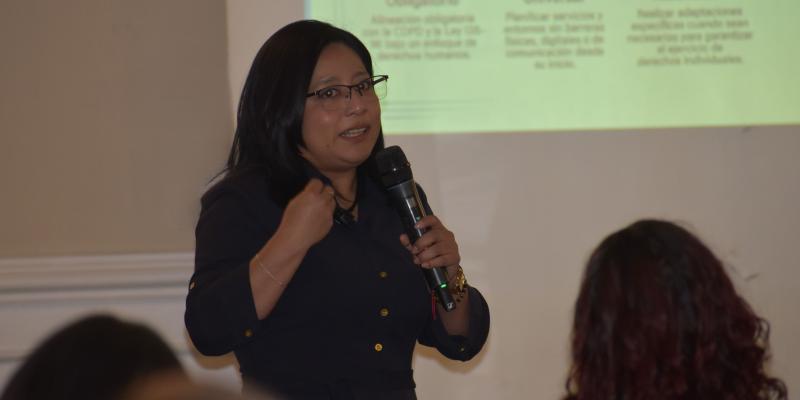 La Subsecretaria de SEGEPLAN, Wendy Sánchez, expuso sobre planificación pública con enfoque de derechos de las personas con discapacidad.