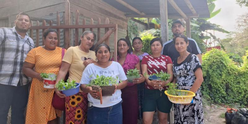 En Ixhuacut entregaron pilones para huertos familiares