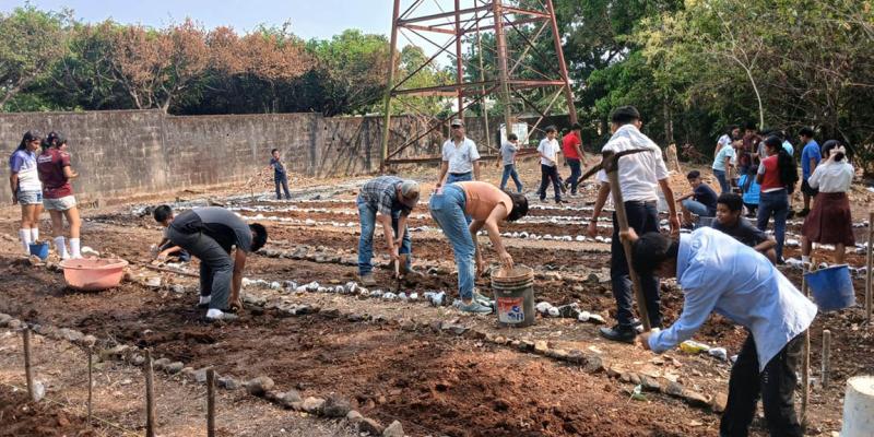 En Retalhuleu impulsan los huertos pedagógicos en favor de la nutrición escolar 