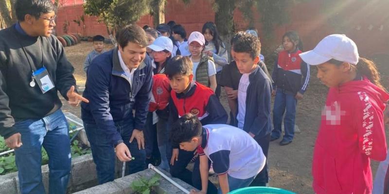 En el huerto escolar los estudiantes aprenden del campo a la mesa 