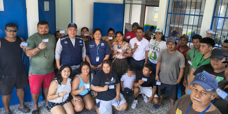 Entregan carnés a pescadores artesanales del área de Livingston