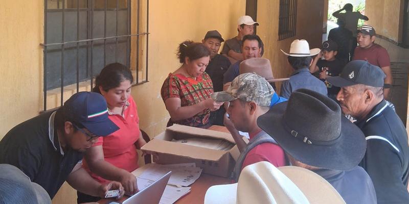 Entregan permisos para fortalecer la pesca artesanal en Atitlán