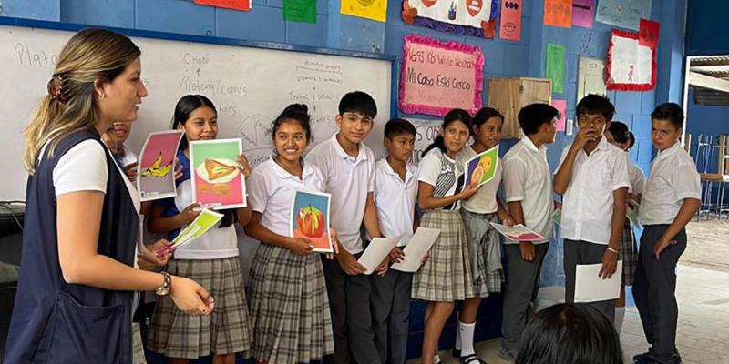 Estudiantes aprenden cómo alimentarse mejor desde su comunidad