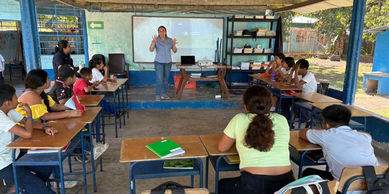 Estudiantes de Los Amates aprenden a cultivar sus propios alimentos