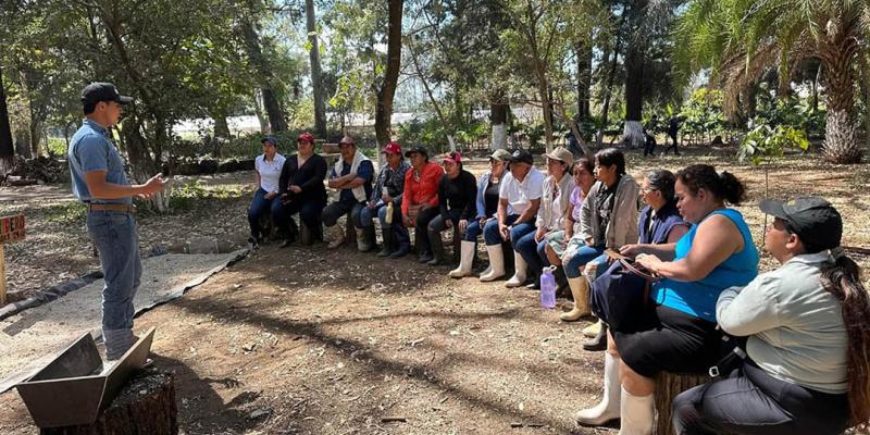 Estudiantes de la ENCA capacitan a 120 agricultores con metodología "Campesino a Campesino"