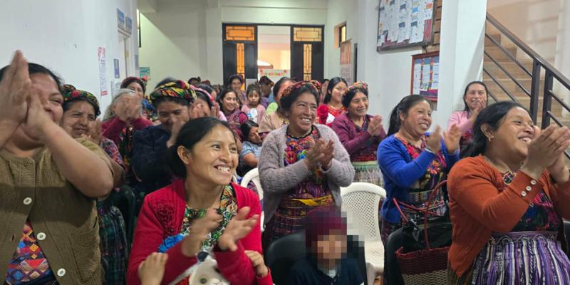 Familias quetzaltecas aprenden acerca del uso vital del agua y la alimentación saludable