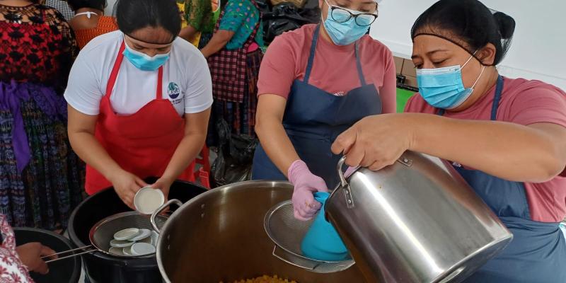 Fortalecen economía de promotoras mediante valor agregado a frutas locales