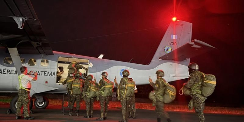 Ejército de Guatemala ejecuta asalto aerotransportado nocturno en la línea divisoria Guatemala–México