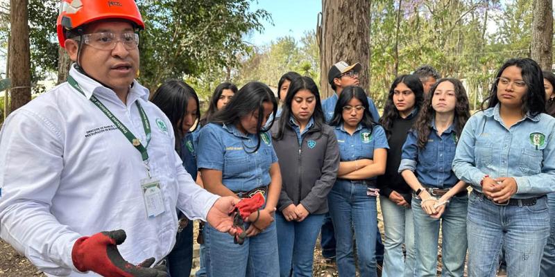 INAB capacita a futuros peritos forestales de la ENCA en manejo de recursos genéticos