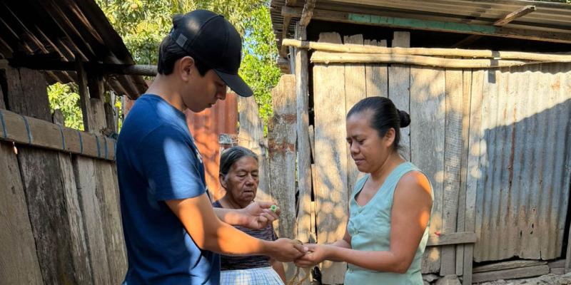 Jornada de vacunación fortalece la avicultura familiar en El Chal