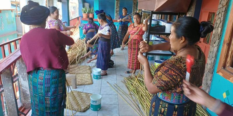 Mujeres de Santa Catarina Palopó transforman el tule en motor de desarrollo económico