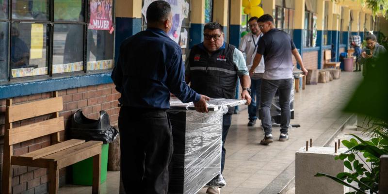 Mejoran condiciones educativas en escuela de zona 1 con entrega de mobiliario