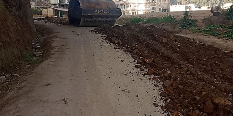 Inician trabajos de mantenimiento en el camino rural para beneficio de habitantes de comunidades de Sololá