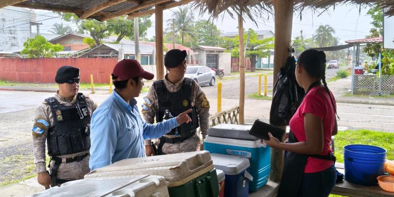 Verifican en comercios cumplimiento de la veda de langosta