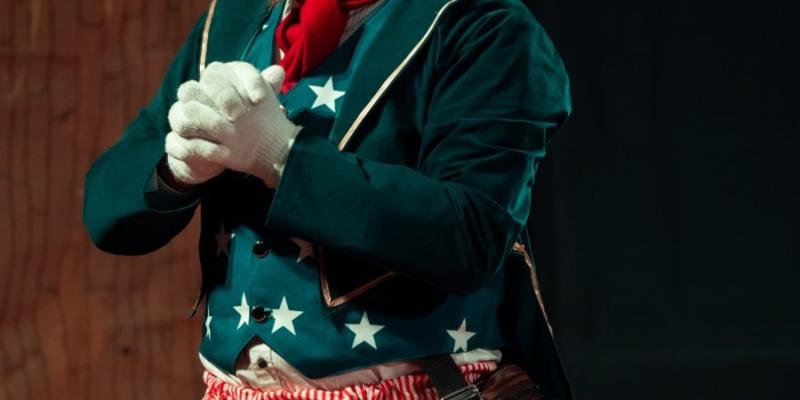 ¡El telón está por abrirse!