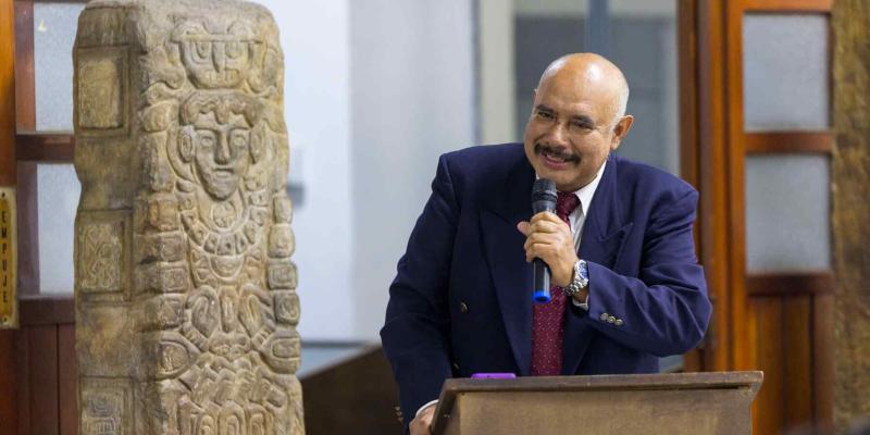 Reconocen los 35 años de trayectoria del profesor Gabriel Francisco Paz Tun