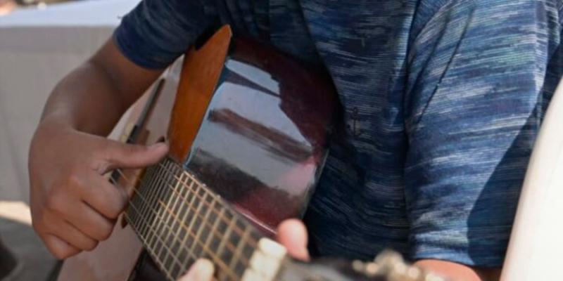 Entrega de insumos e instrumentos musicales a centros de formación artística