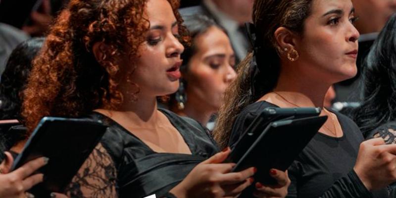 ¡Sala llena y ovaciones de pie!