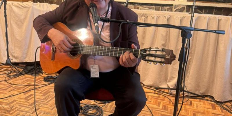 Cantante guatemalteco Sergio Iván Sierra visita TGW y comparte su música en el programa de Don Carlitos de Triana