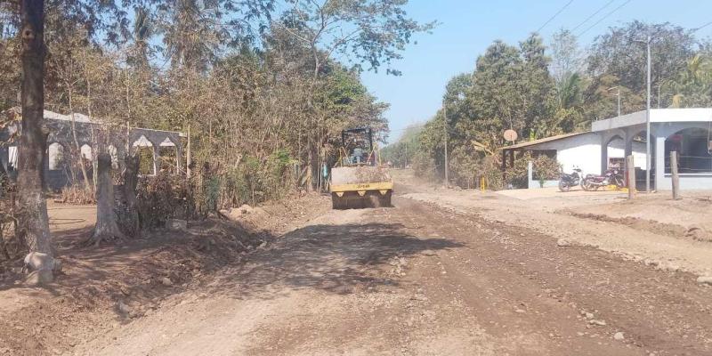 Realizan reposición de balasto en la ruta hacia El Triunfo, Retalhuleu