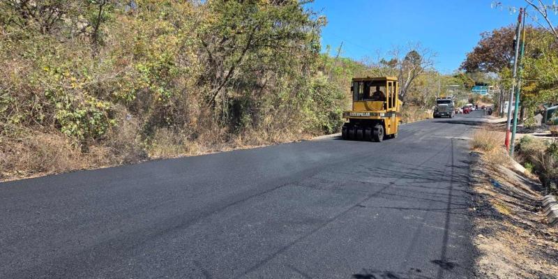 Colocan nueva carpeta asfáltica que beneficiará a vecinos de Yupiltepeque, Jutiapa