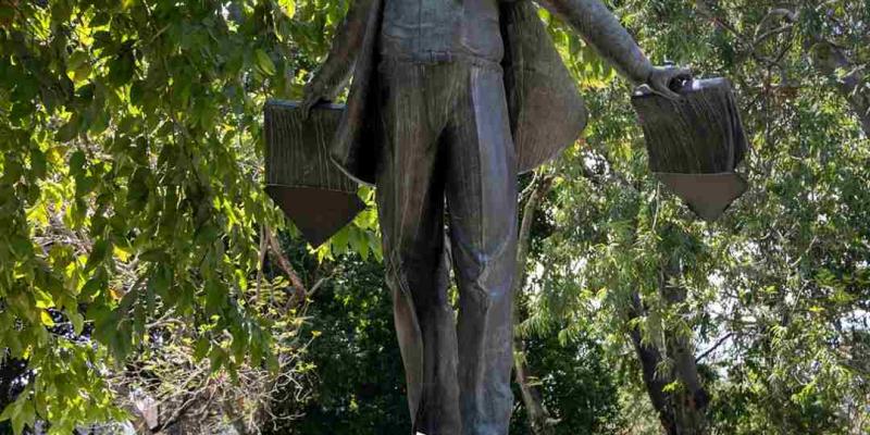 Inspección ocular en el área afectada del Monumento a Miguel Ángel Asturias