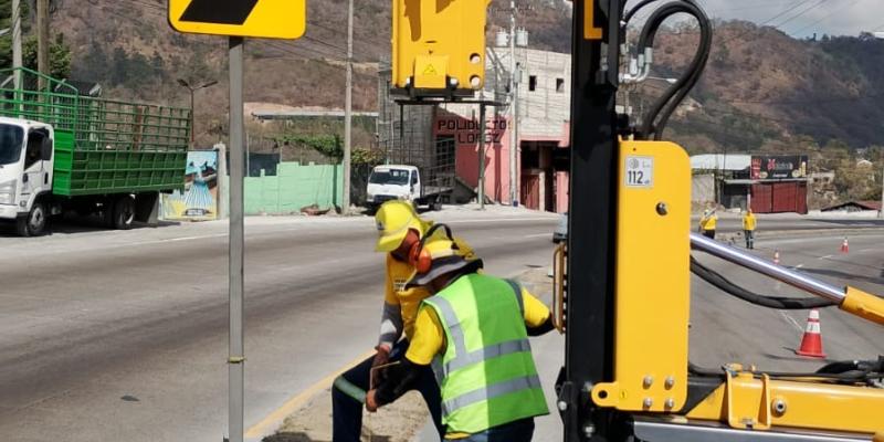 Refuerzan la seguridad vial en la CA-9 Norte con nuevas defensas metálicas