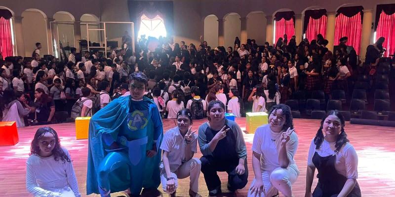 Jóvenes escuintlecos conmemoran el Día Mundial del Teatro con la obra ambiental Basuricidio