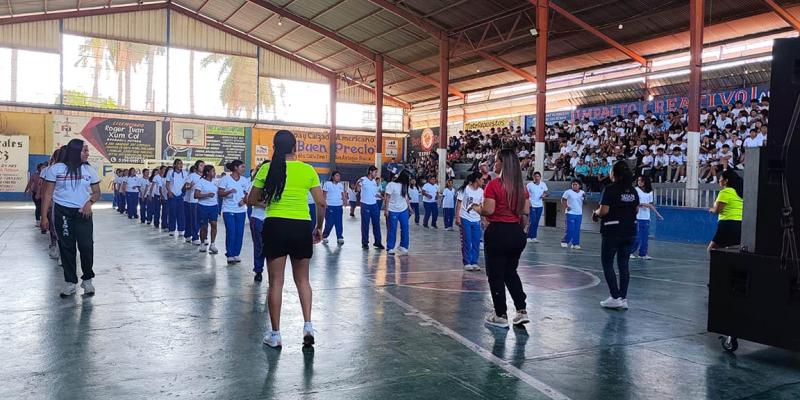 Estudiantes fortalecen hábitos saludables de alimentación y ejercicio