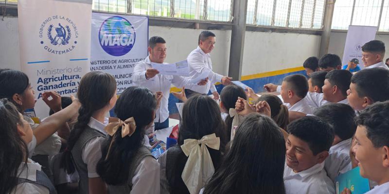 Acercan servicios institucionales a familias rurales de Olopa