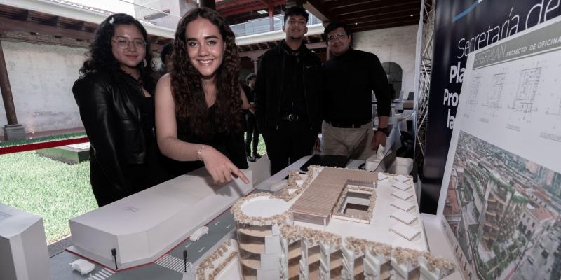 Los estudiantes expusieron sus proyectos en el Edificio Anexo de SEGEPLAN. 