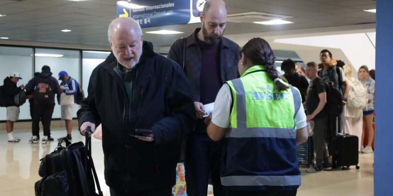 Nuevos agentes AVSEC: Aeropuerto La Aurora refuerza la seguridad aeroportuaria  