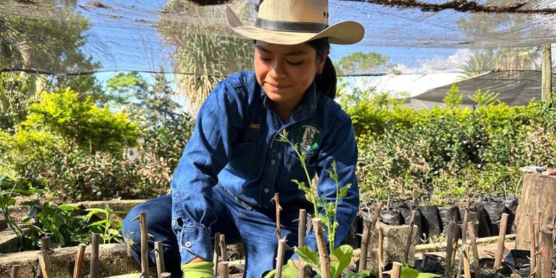 Estudiantes de la ENCA optimizan sus conocimientos técnicos en floricultura 