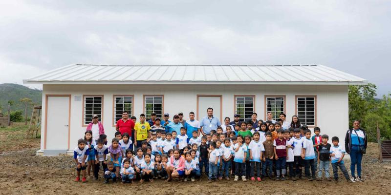 Espacios dignos para la niñez: UCEE entrega módulo educativo en El Estor, Izabal