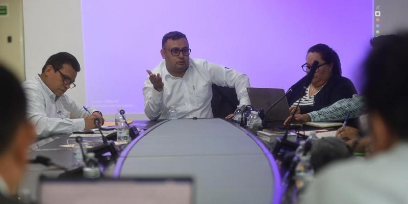 Autoridades y transportistas buscan agilizar permisos y mejorar la logística