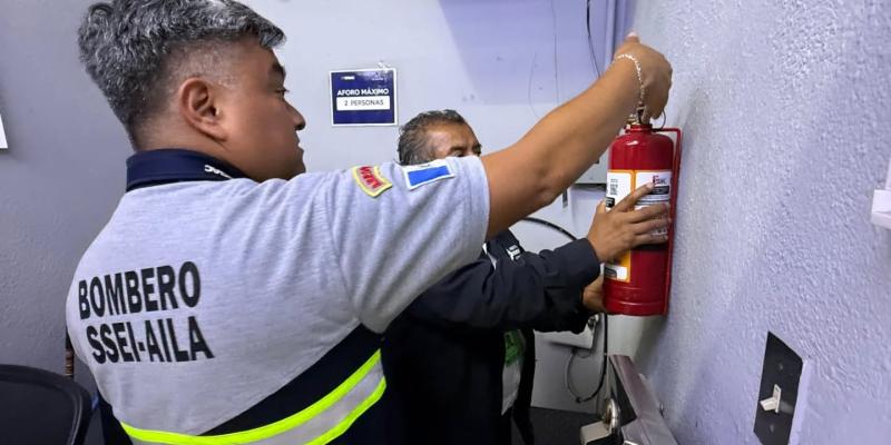 Fortalecen seguridad en el Aeropuerto La Aurora con inspección de extintores