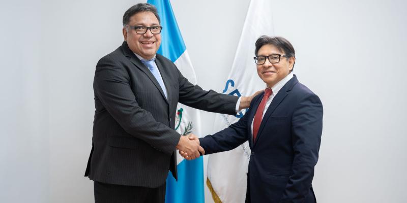 El titular de SEGEPLAN, Carlos Mendoza, juramenta a Ervin Fidel Us Álvarez, como subsecretario de Planificación y Programación para el Desarrollo.
