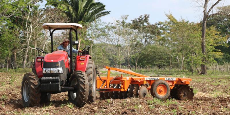 Familias de Las Cruces se benefician con trabajos de mecanización agrícola