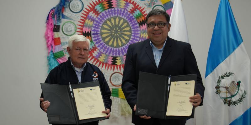 Edgar Umaña, representante de Fundación Kinal, y Carlos Mendoza, secretario de Planificación, fueron los encargados de oficializar el acuerdo. 