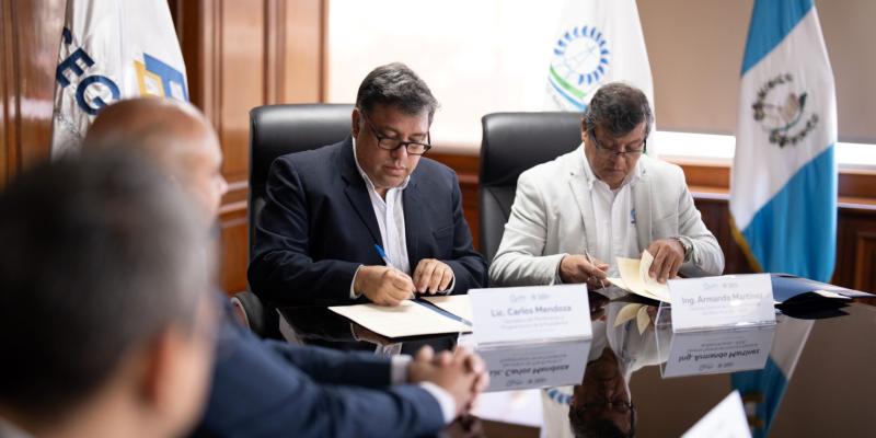 La firma del convenio se realizó en la sede del Instituto Nacional de Electrificación. 