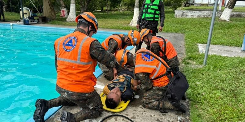 Soldados guatemaltecos se entrenan en rescate fluvial.
