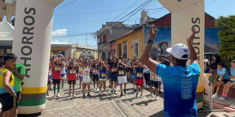 Niñas y niños de Sololá participan en fase departamental de campo traviesa