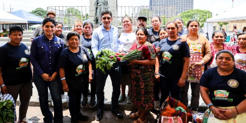 Plaza Barrios se llena de color y sabor con el regreso de la Feria del Agricultor