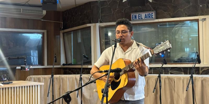 Pedro Boche presenta su música bohemia en “En contacto con Carlitos de Triana”