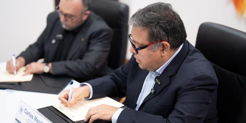 La firma del convenio estuvo a cargo de Julio López, representante de CATIE, y de Carlos Mendoza, secretario de Planificación. 
