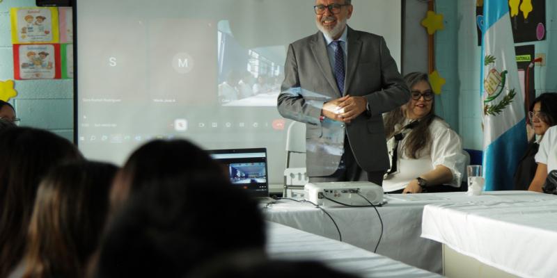 Dotamos a la juventud de herramientas para prevenir que sean víctimas y naveguen seguros