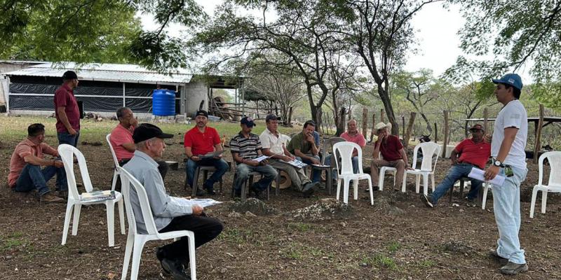 Capacitan a ganaderos para control del Gusano Barrenador