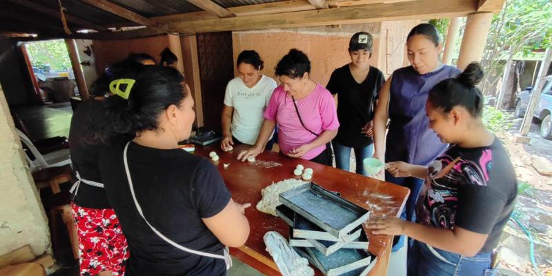 Productoras de Santa Rosa aprenden técnicas de panificación e inocuidad alimentaria
