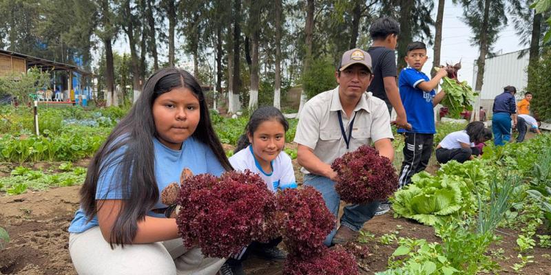 Estudiantes de El Tejar recogen primera cosecha de huerto escolar